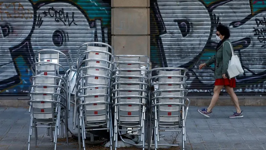 Aspecto de un restaurante cerrado de la Rambla de Cataluña