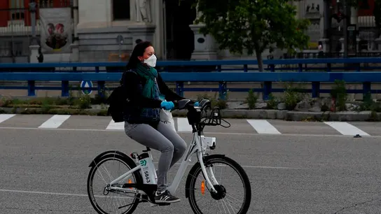 Una mujer en bicicleta en Madrid, en fase 0 de la desescalada Una mujer en bicicleta en Madrid, en fase 0 de la desescalada