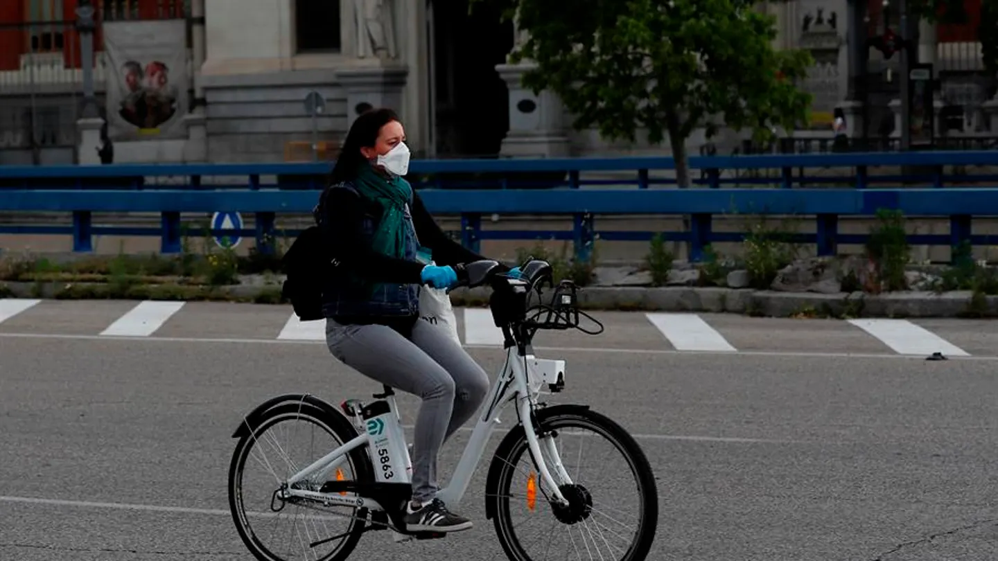 Una mujer en bicicleta en Madrid, en fase 0 de la desescalada Una mujer en bicicleta en Madrid, en fase 0 de la desescalada