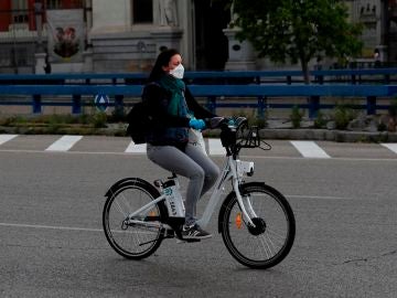 Una mujer en bicicleta en Madrid, en fase 0 de la desescalada