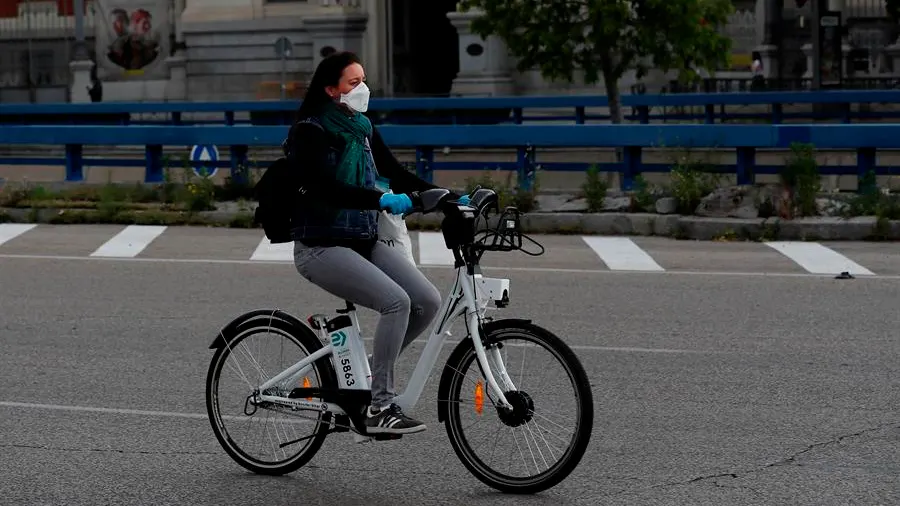 Una mujer en bicicleta en Madrid, en fase 0 de la desescalada