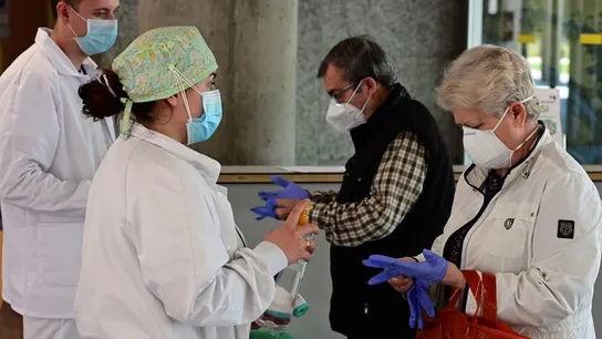 Repunte de muertes y nuevos casos de coronavirus en España: 95 fallecidos y 416 positivos Sanitarios toman la temperatura a todo aquel que accede al Hospital de Alcorcón