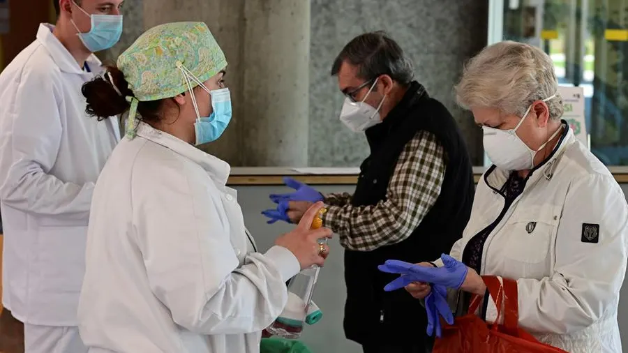 Sanitarios toman la temperatura a todo aquel que accede al Hospital de Alcorcón