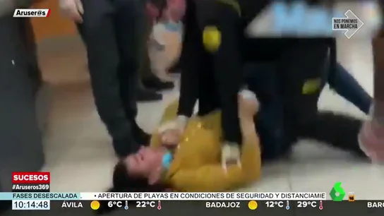 Una mujer agrede a una cajera de Mercadona, se desnuda y termina 'haciéndose la muerta' Una mujer agrede a una cajera de Mercadona, se desnuda y termina 'haciéndose la muerta'