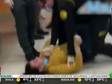Una mujer agrede a una cajera de Mercadona, se desnuda y termina 'haciéndose la muerta' Una mujer agrede a una cajera de Mercadona, se desnuda y termina 'haciéndose la muerta'