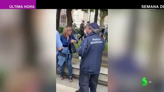 Dos mujeres sin mascarilla forcejéan con la policía italiana por intentar sancionarlas Dos mujeres sin mascarilla forcejéan con la policía italiana por intentar sancionarlas