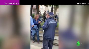 Dos mujeres sin mascarilla forcejéan con la policía italiana por intentar sancionarlas