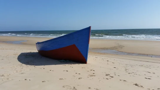 Patera llegada a una playa de Andalucía Patera llegada a una playa de Andalucía