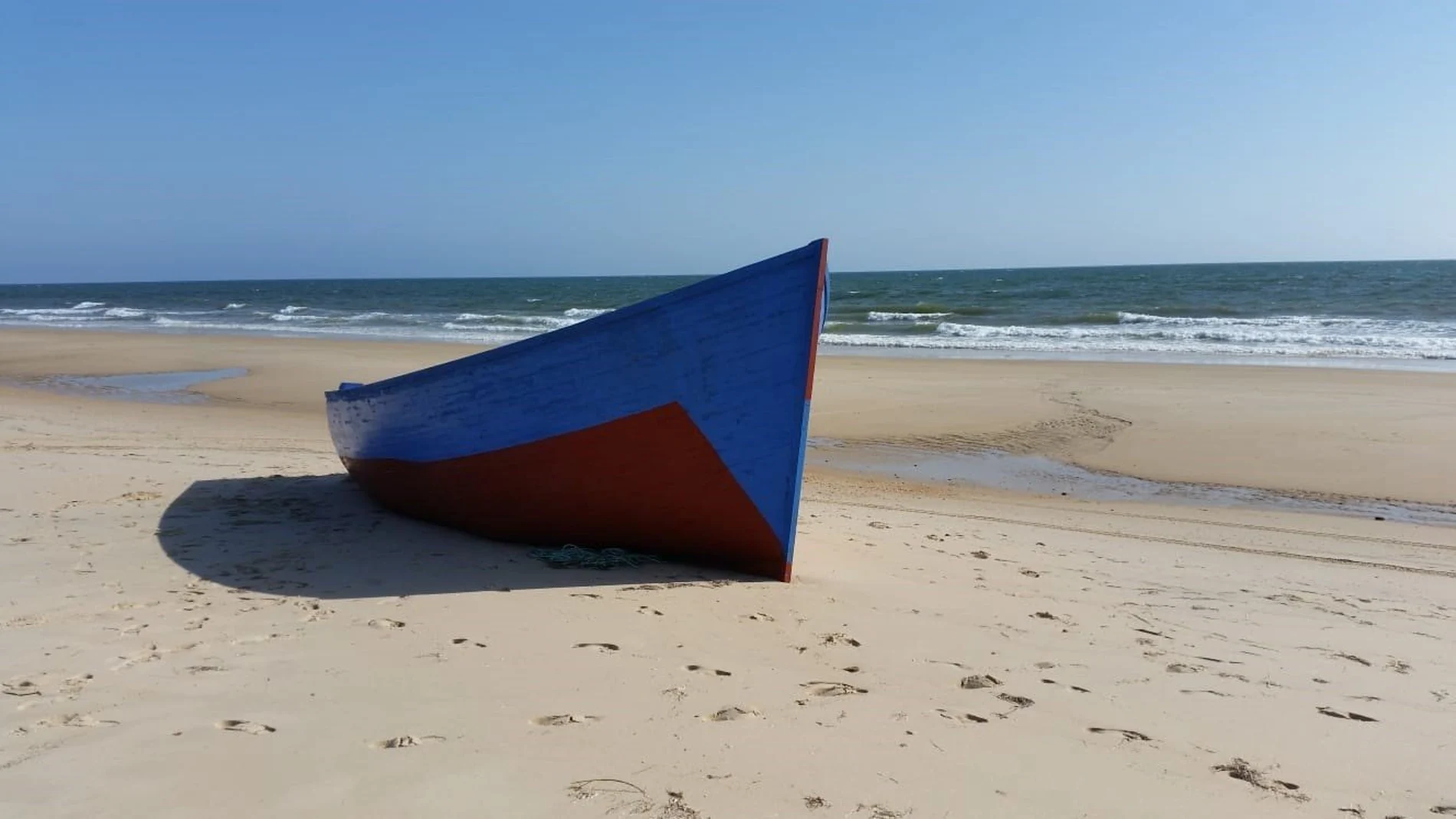 Patera llegada a una playa de Andalucía