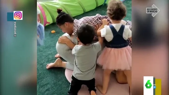 El tierno vídeo de Cristiano Ronaldo y Georgina Rodríguez con sus hijos El tierno vídeo de Cristiano Ronaldo y Georgina Rodríguez con sus hijos