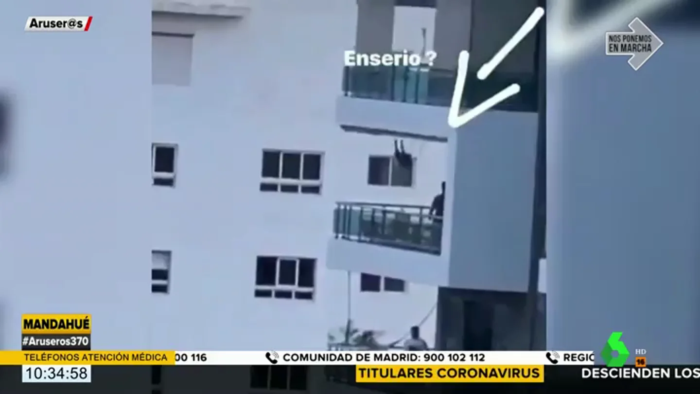 Indignación por la irresponsabilidad de un padre que columpia a su hija desde el balcón de un sexto piso Indignación por la irresponsabilidad de un padre que columpia a su hija desde el balcón de un sexto piso