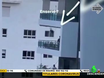 Indignación por la irresponsabilidad de un padre que columpia a su hija desde el balcón de un sexto piso Indignación por la irresponsabilidad de un padre que columpia a su hija desde el balcón de un sexto piso
