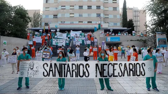 Miembros del personal sanitario del Hospital Gregorio Marañón posan con una pancarta en la que se lee "Sanitarios necesarios" durante una concentración Miembros del personal sanitario del Hospital Gregorio Marañón posan con una pancarta en la que se lee "Sanitarios necesarios" durante una concentración
