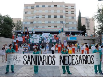 Miembros del personal sanitario del Hospital Gregorio Marañón posan con una pancarta en la que se lee "Sanitarios necesarios" durante una concentración Miembros del personal sanitario del Hospital Gregorio Marañón posan con una pancarta en la que se lee "Sanitarios necesarios" durante una concentración