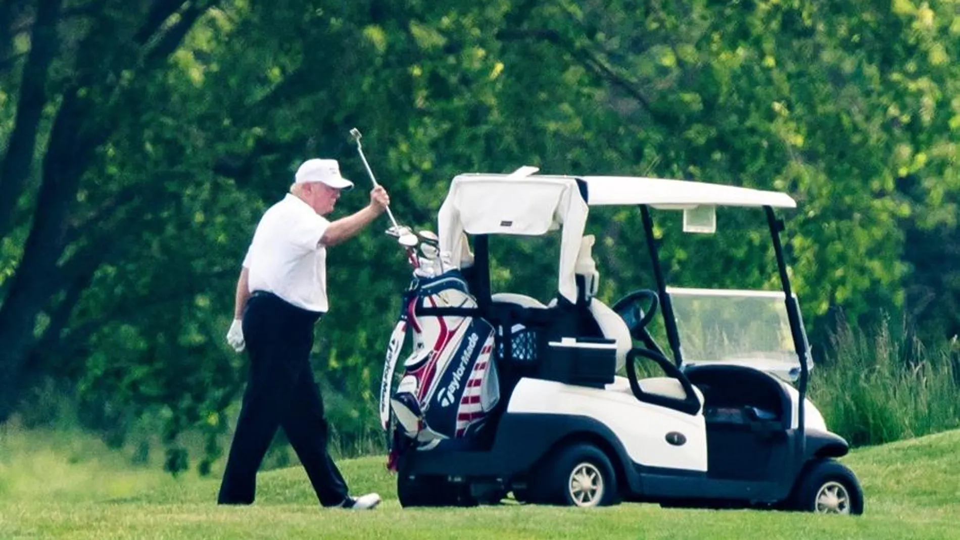 El presidente de EEUU juega al golf en el Trump National Golf Club en Virginia