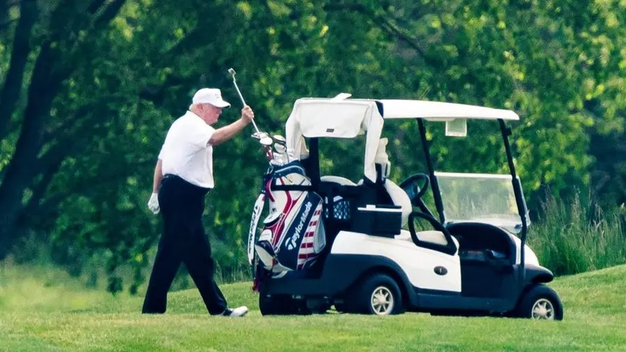 El presidente de EEUU juega al golf en el Trump National Golf Club en Virginia