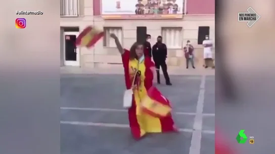 El baile de una mujer recubierta con la bandera de España El baile de una mujer recubierta con la bandera de España