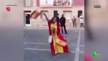 El baile de una mujer recubierta con la bandera de España