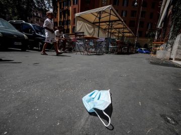 Imagen de una mascarilla de protección tirada en el suelo en una calle de Roma Imagen de una mascarilla de protección tirada en el suelo en una calle de Roma