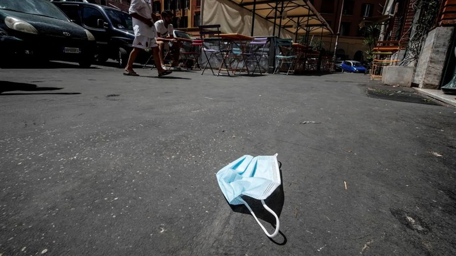 Imagen de una mascarilla de protección tirada en el suelo en una calle de Roma