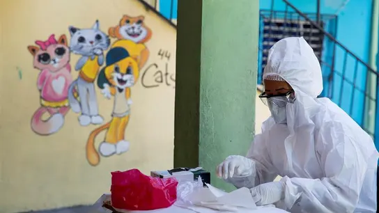 Una especialista toma una prueba rápida de COVID-19 en República Dominicana Una especialista toma una prueba rápida de COVID-19 en República Dominicana
