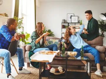Reunión de amigos en una casa Reunión de amigos en una casa