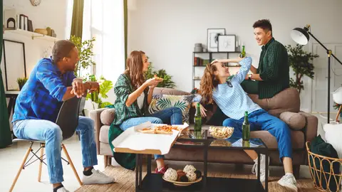 Reunión de amigos en una casa Reunión de amigos en una casa