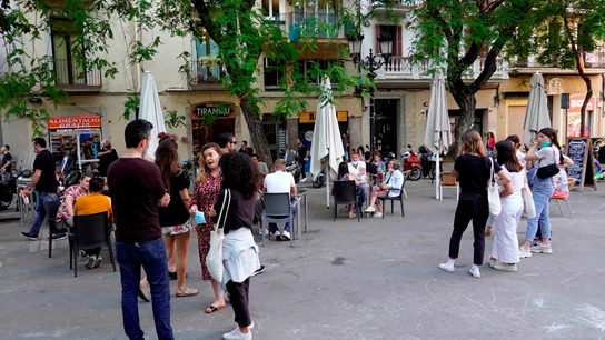 Fase 2 y fase 3 desescalada: Varios jóvenes hacen cola para sentarse en una de las terrazas de la plaza de la Vila del barrio de Gracia de Barcelona Varios jóvenes hacen cola para sentarse en una de las terrazas de la plaza de la Vila del barrio de Gracia de Barcelona