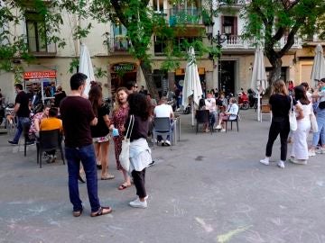 Fase 2 y fase 3 desescalada: Varios jóvenes hacen cola para sentarse en una de las terrazas de la plaza de la Vila del barrio de Gracia de Barcelona Fase 2 y fase 3 desescalada: Varios jóvenes hacen cola para sentarse en una de las terrazas de la plaza de la Vila del barrio de Gracia de Barcelona
