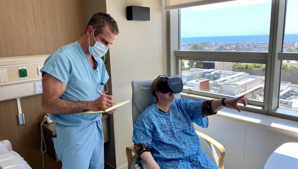 Doctor tratando con VR a una de sus pacientes