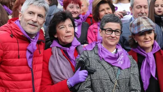 La ministra Isabel Celáa, con guantes La ministra Isabel Celáa, con guantes