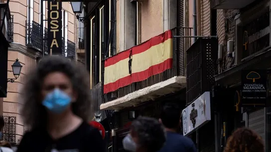 Una bandera luce un crespón negro con motivo del luto nacional Una bandera luce un crespón negro con motivo del luto nacional