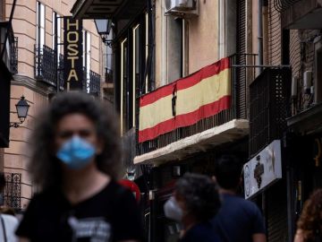 Una bandera luce un crespón negro con motivo del luto nacional Una bandera luce un crespón negro con motivo del luto nacional