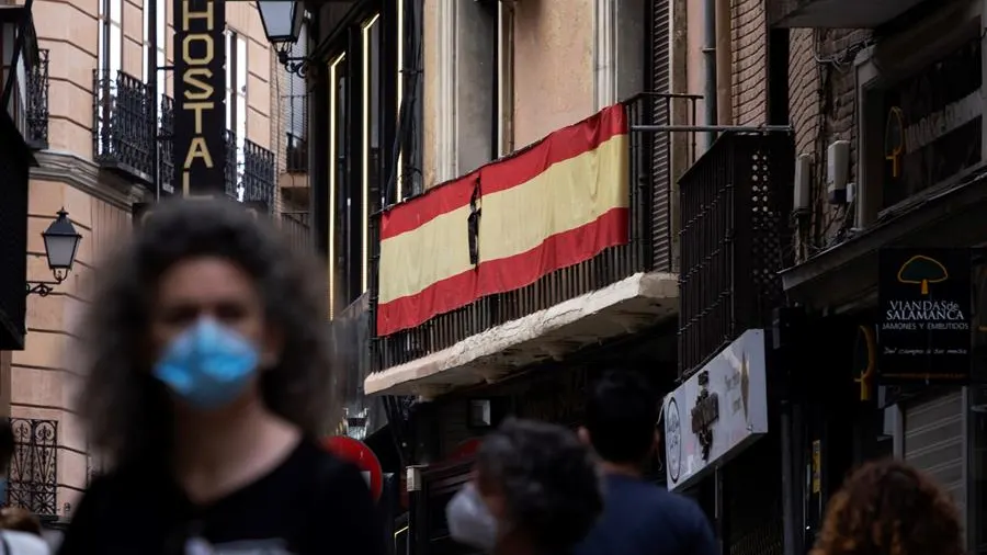 Una bandera luce un crespón negro con motivo del luto nacional