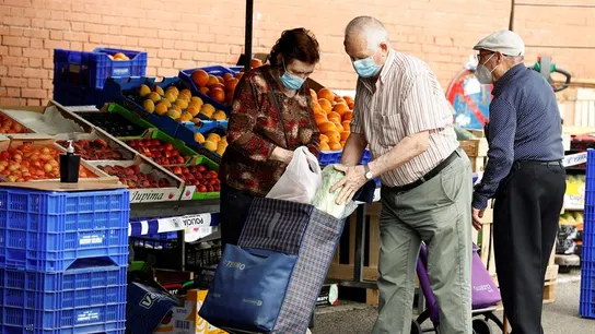 Varias personas hacen sus compras en un mercadillo en Madrid Varias personas hacen sus compras en un mercadillo en Madrid