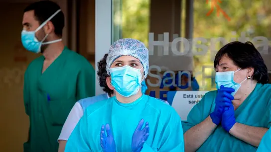 Sanitarios a las puertas de un hospital durante la crisis del coronavirus Sanitarios a las puertas de un hospital durante la crisis del coronavirus