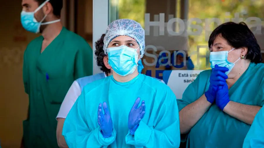 Sanitarios a las puertas de un hospital durante la crisis del coronavirus