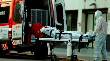 Un técnico sanitario traslada a un paciente a un hospital en Cataluña