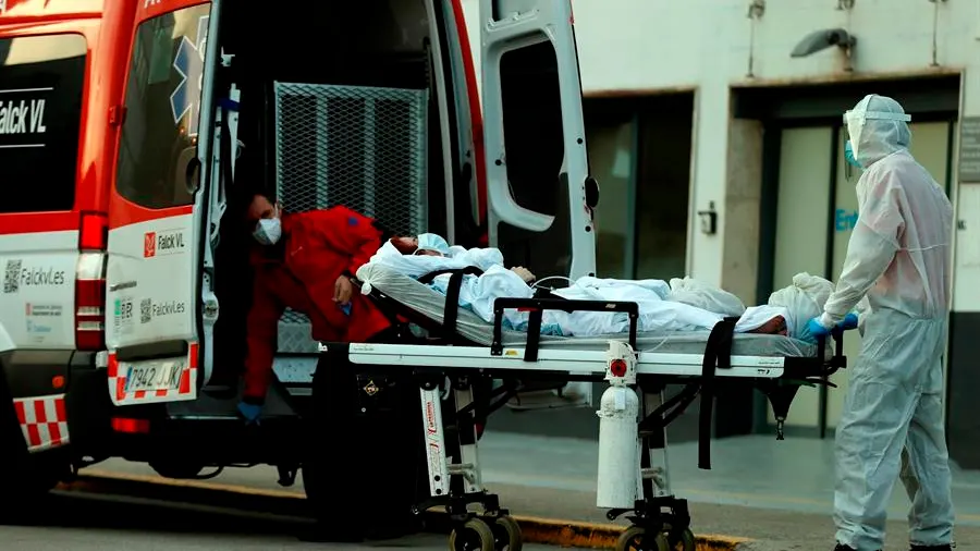 Un técnico sanitario traslada a un paciente a un hospital en Cataluña Un técnico sanitario traslada a un paciente a un hospital en Cataluña