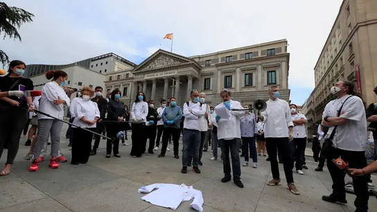 Los chefs se manifiestan frente al Congreso Los chefs se manifiestan frente al Congreso