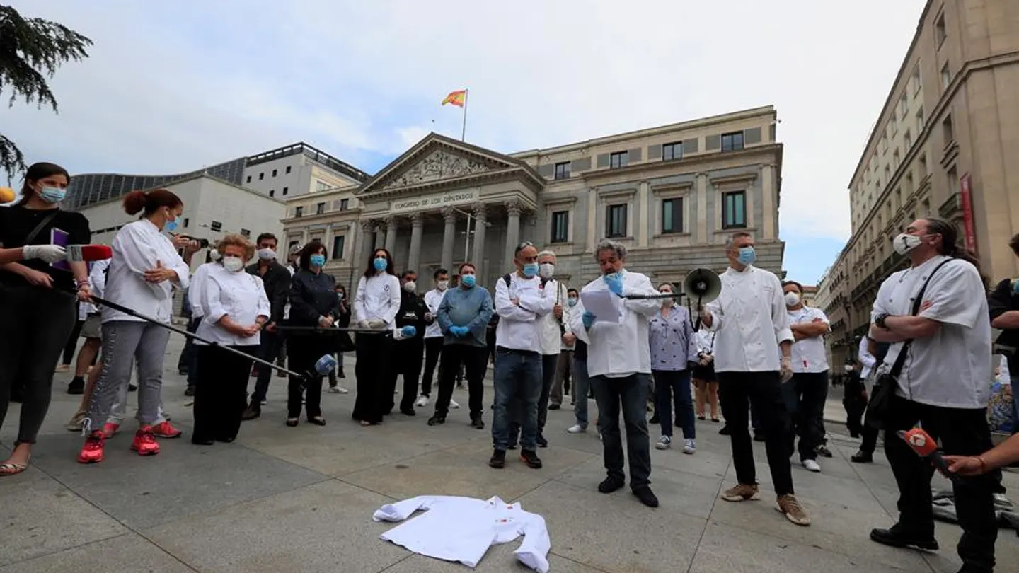 Los chefs se manifiestan frente al Congreso Los chefs se manifiestan frente al Congreso