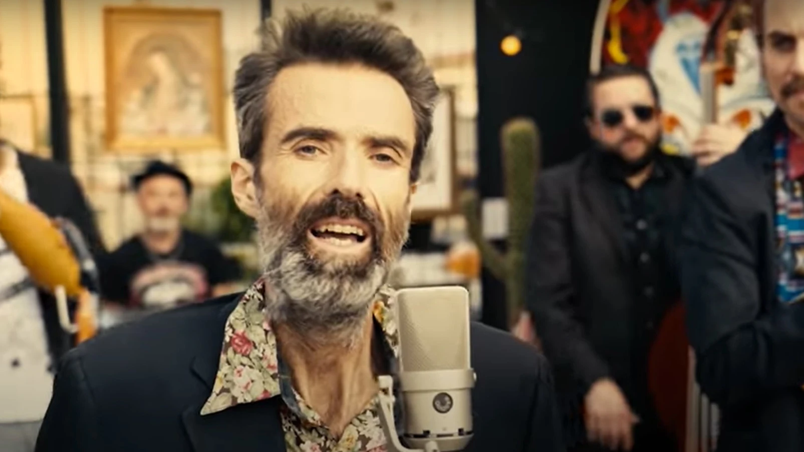 Captura del nuevo videoclip de Jarabe de Palo, 'Eso que tú me das'