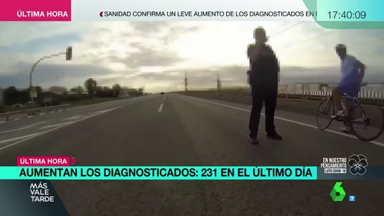 Un policía abronca a unos ciclistas federados que sí tenían permiso para circular: "Le meto 600€ de denuncia" Un policía abronca a unos ciclistas federados que sí tenían permiso para circular: "Le meto 600€ de denuncia"