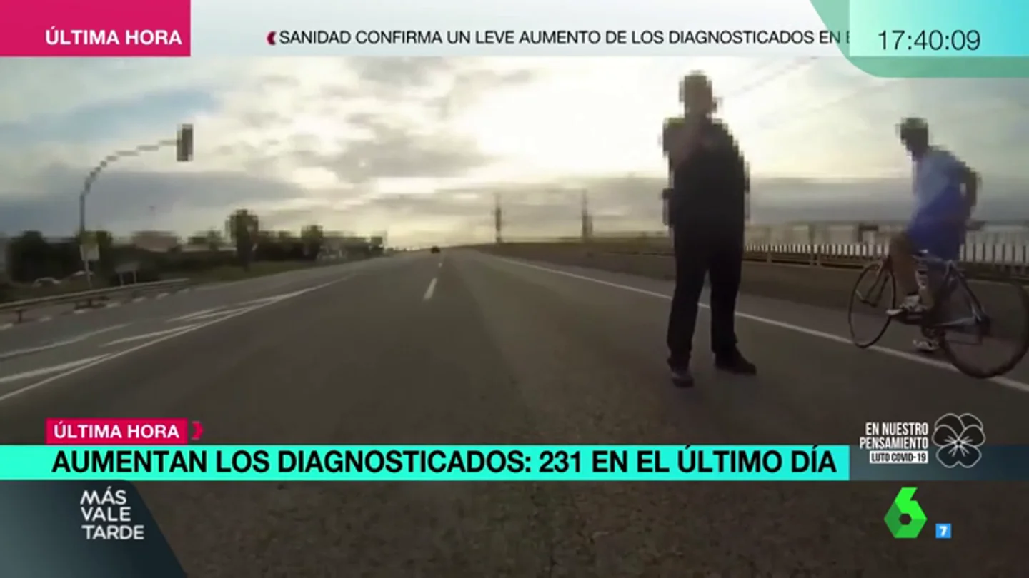 Un policía abronca a unos ciclistas federados que sí tenían permiso para circular: "Le meto 600€ de denuncia" Un policía abronca a unos ciclistas federados que sí tenían permiso para circular: "Le meto 600€ de denuncia"