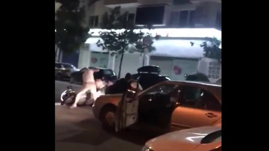 Arrastra a un hombre con su vehículo tras cometer una infracción Arrastra a un hombre con su vehículo tras cometer una infracción