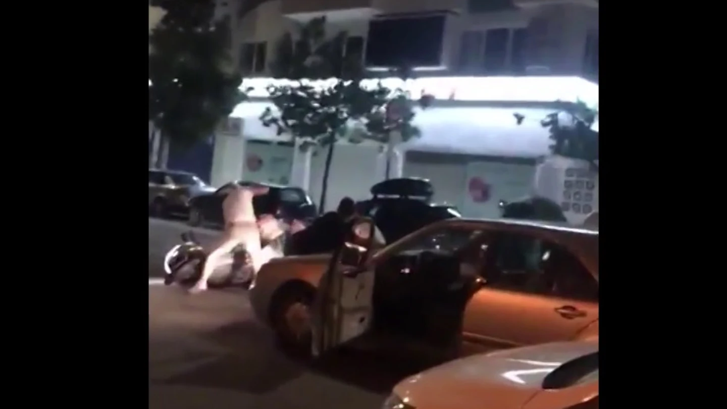 Arrastra a un hombre con su vehículo tras cometer una infracción Arrastra a un hombre con su vehículo tras cometer una infracción