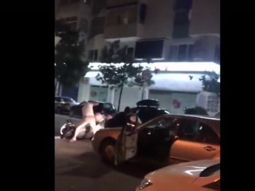 Arrastra a un hombre con su vehículo tras cometer una infracción Arrastra a un hombre con su vehículo tras cometer una infracción