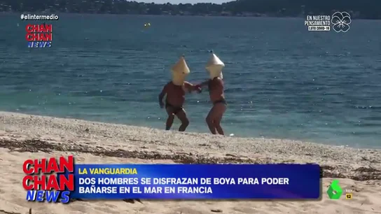 El surrealista vídeo en el que dos franceses se bañan en el mar disfrazados de boya para evitar ser multados El surrealista vídeo en el que dos franceses se bañan en el mar disfrazados de boya para evitar ser multados