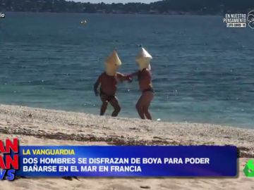 El surrealista vídeo en el que dos franceses se bañan en el mar disfrazados de boya para evitar ser multados El surrealista vídeo en el que dos franceses se bañan en el mar disfrazados de boya para evitar ser multados