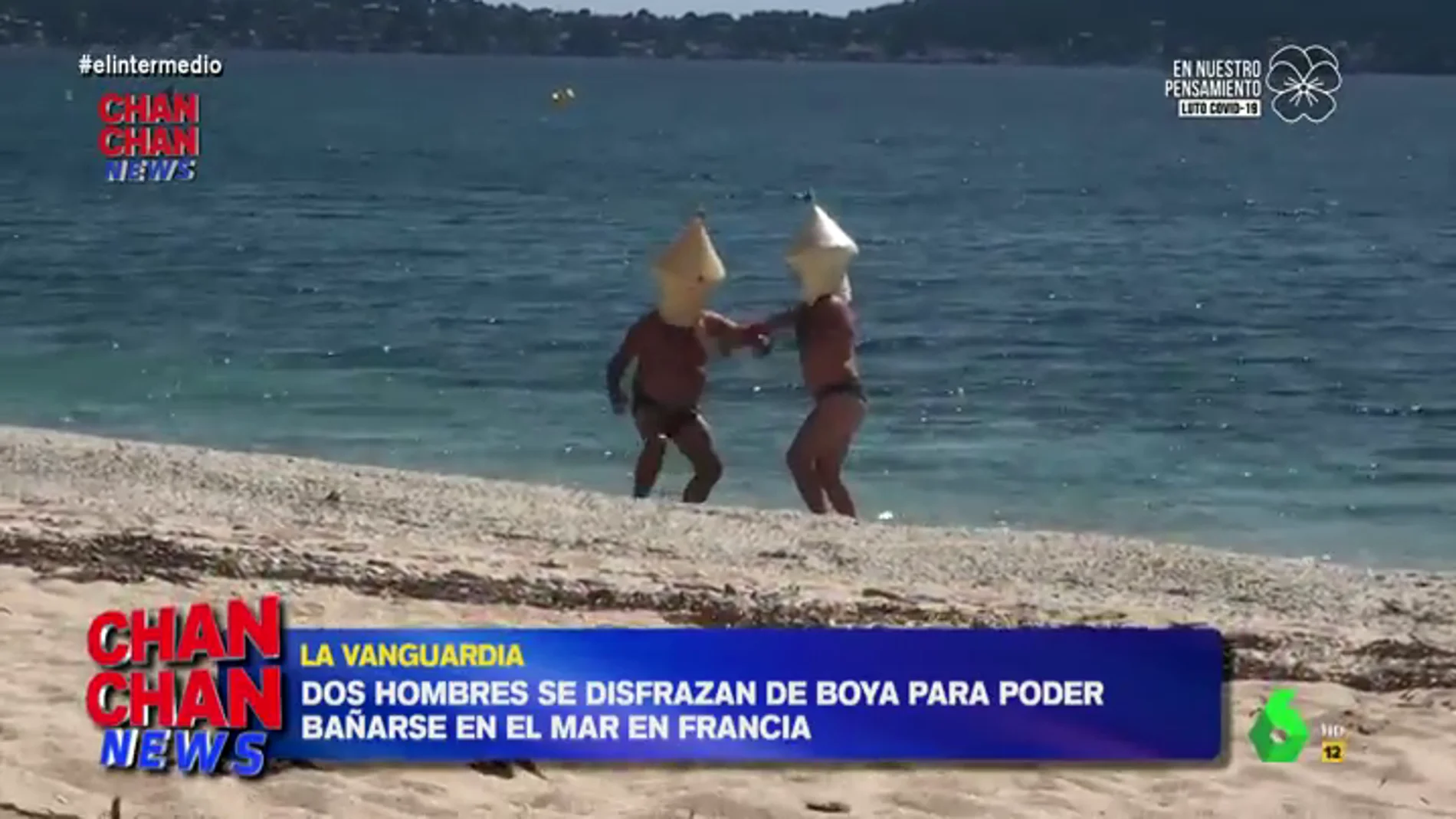 El surrealista vídeo en el que dos franceses se bañan en el mar disfrazados de boya para evitar ser multados